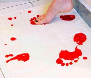 Krvavá rohožka do kúpeľne
