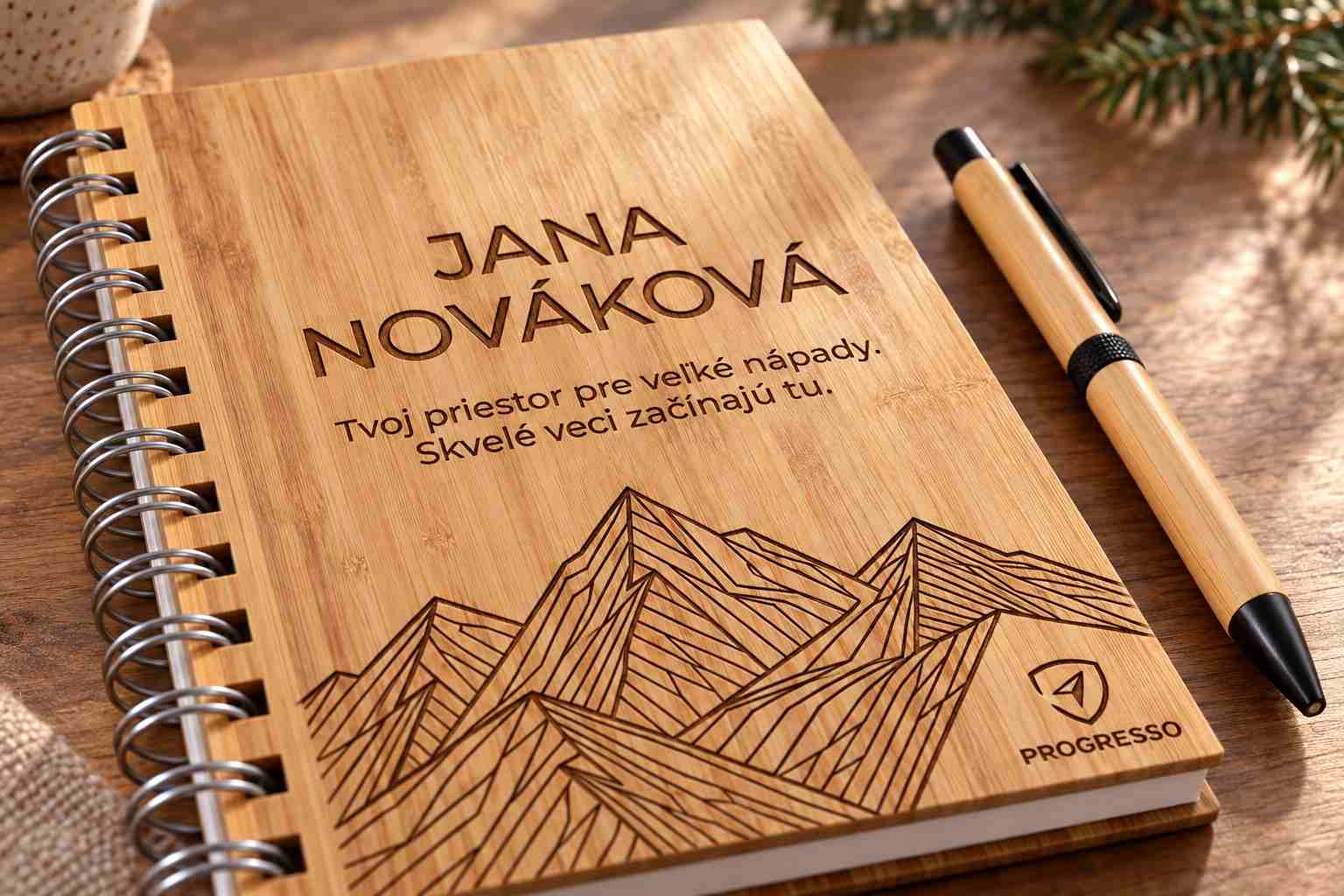 Detail gravírovaného mena na bambusovom zápisníku
