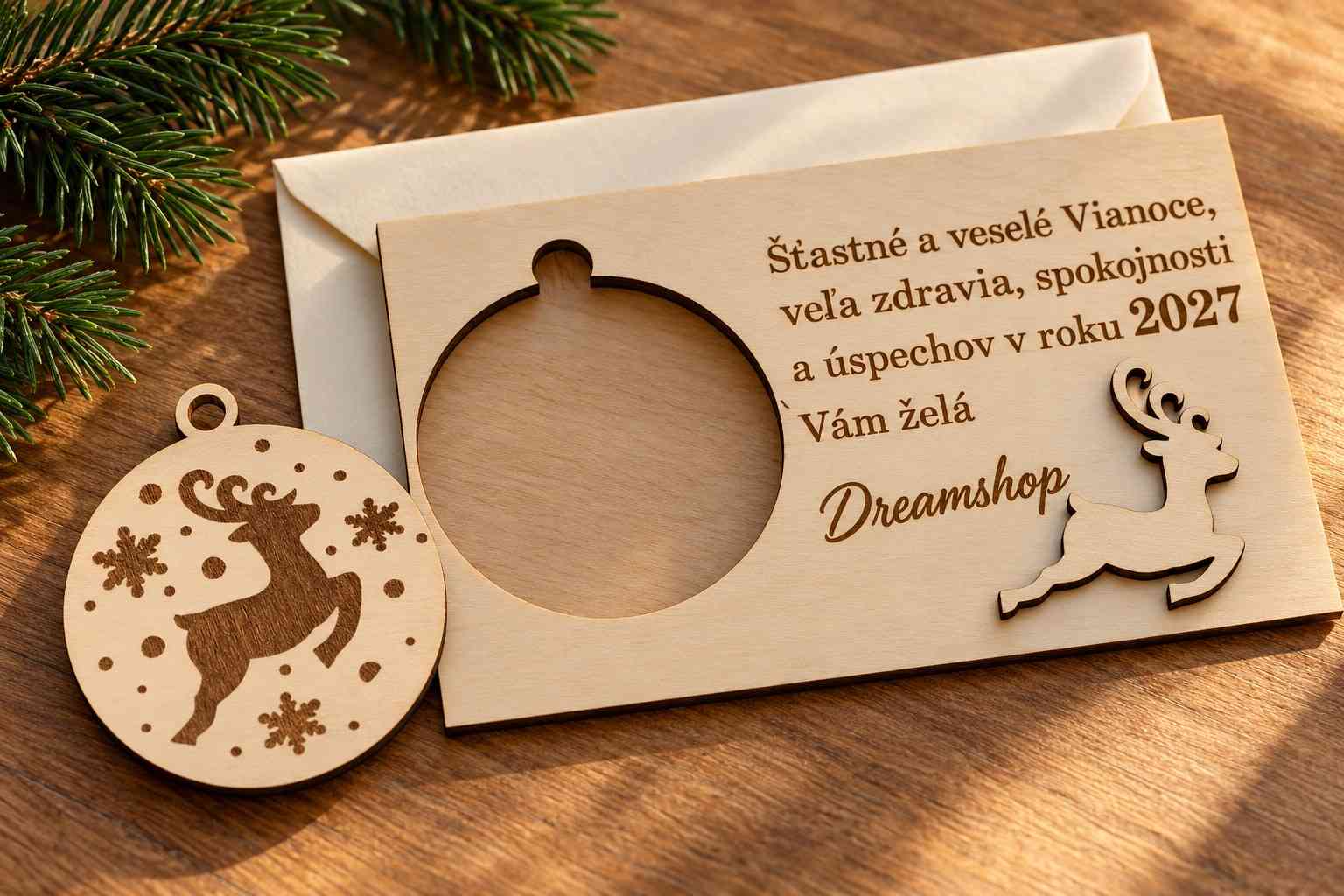 Drevený vianočný pozdrav s vyberateľnou ozdobou a obálkou
